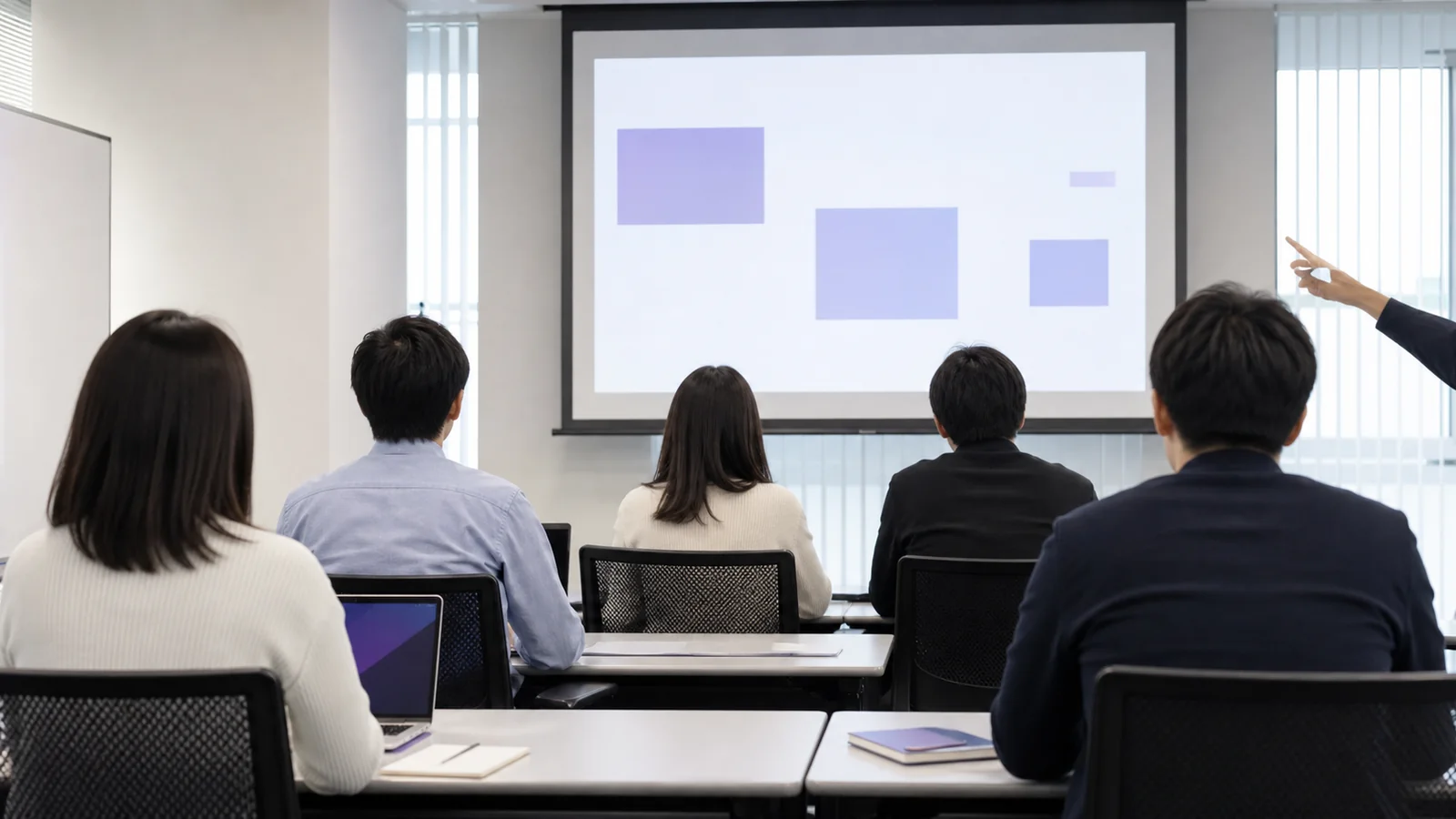社内AI研修に参加する社員の後ろ姿